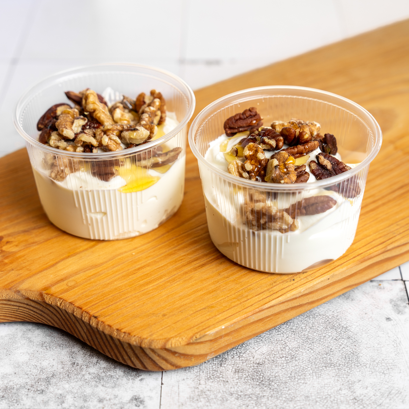 Beker Griekse Yoghurt met Gemengde Noten en Honing